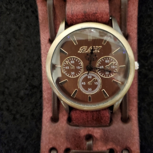 NWOT- Mens Wide Leather Band Wrist Watch - Picture 2 of 9